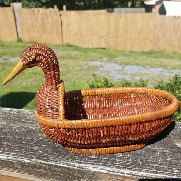 Wicker duck shaped basket - Picture 1 of 8